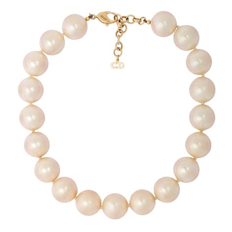 christian dior pearl necklace.